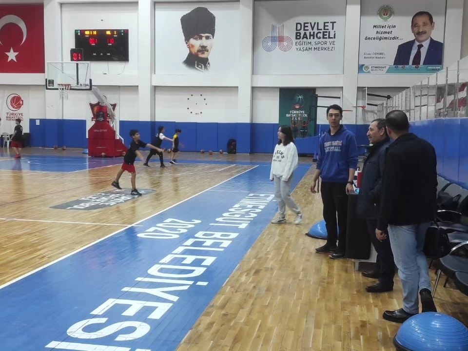 Başkan Demirel'den geleceğin sporcularına ziyaret (2)