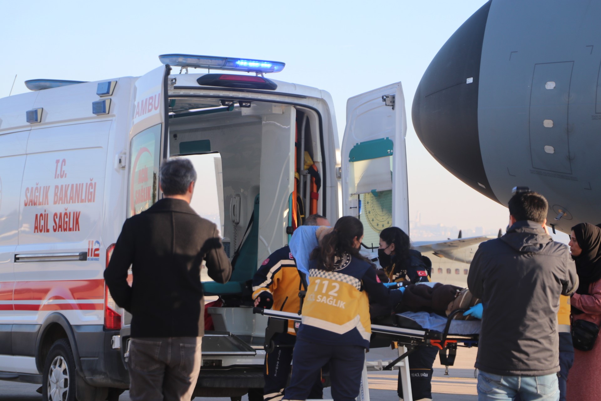Gazzeli 75 hasta ve 74 refakatçiyi taşıyan uçak Türkiye’ye ulaştı (2)