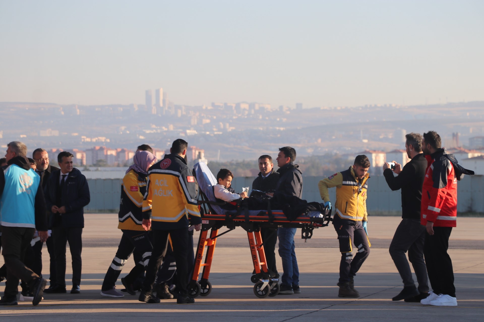 Gazzeli 75 hasta ve 74 refakatçiyi taşıyan uçak Türkiye’ye ulaştı (3)