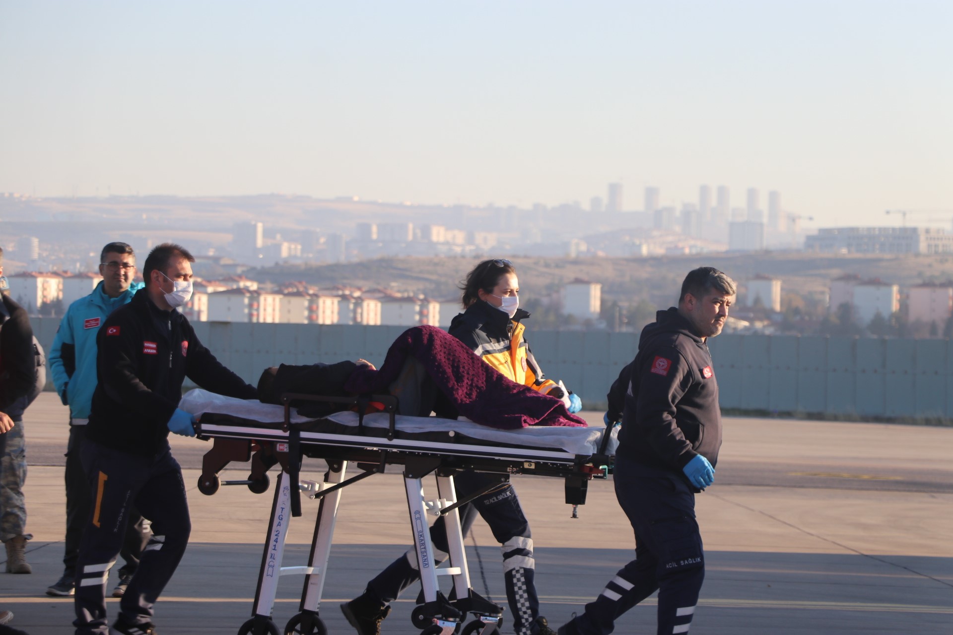 Gazzeli 75 hasta ve 74 refakatçiyi taşıyan uçak Türkiye’ye ulaştı (4)