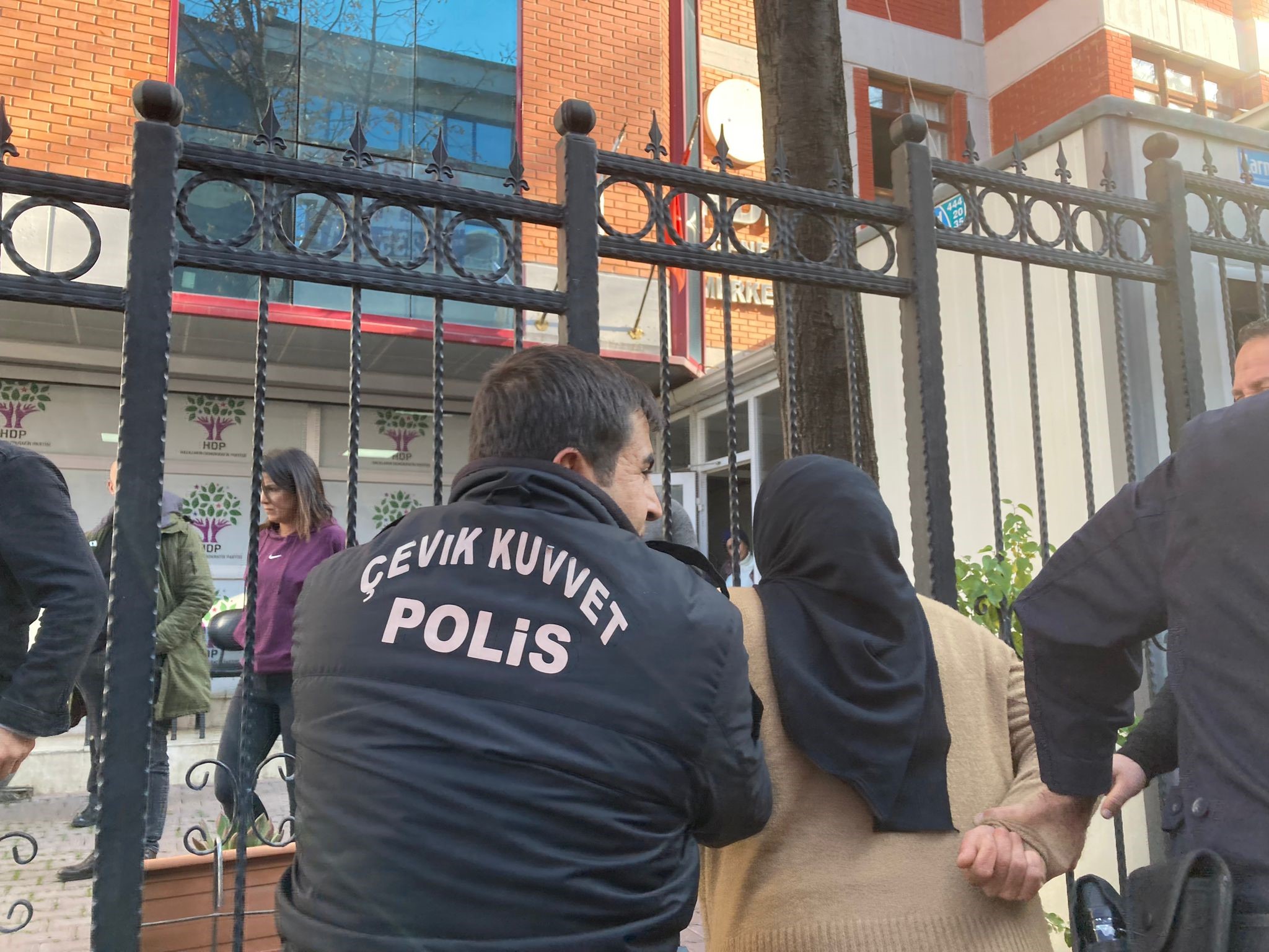 Kızı HDP tarafından kaçırılan anne isyan etti “Ha HDP ha PKK” (5)