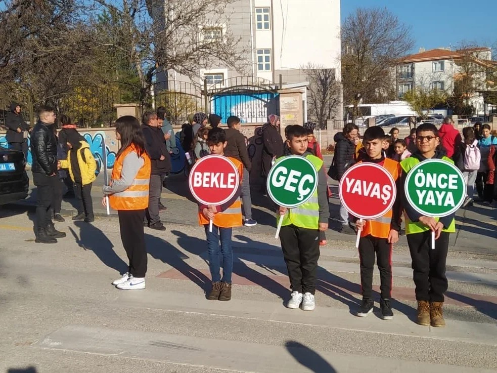 Polatlı Zafer Ortaokulu öğrencilerine trafik eğitimi verildi (4)