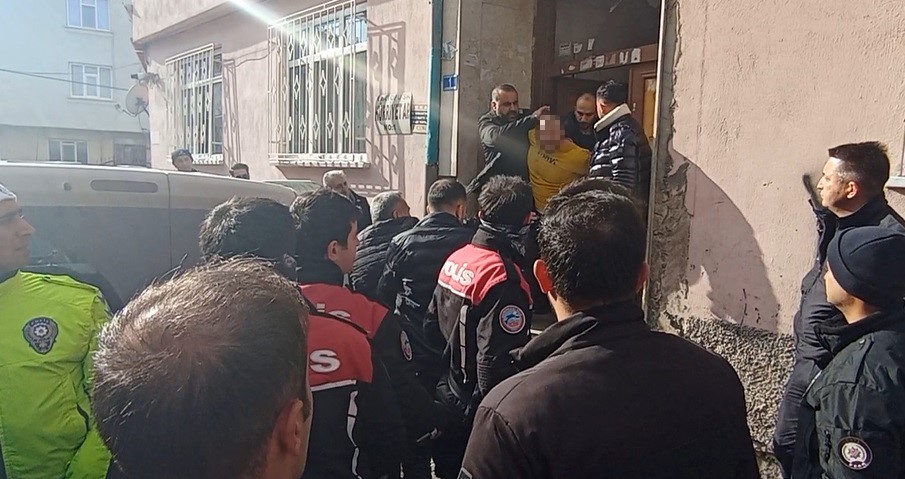 Polis ekiplerini fark etti Kaçmak isterken havalandırma boşluğunda sıkıştı (1)