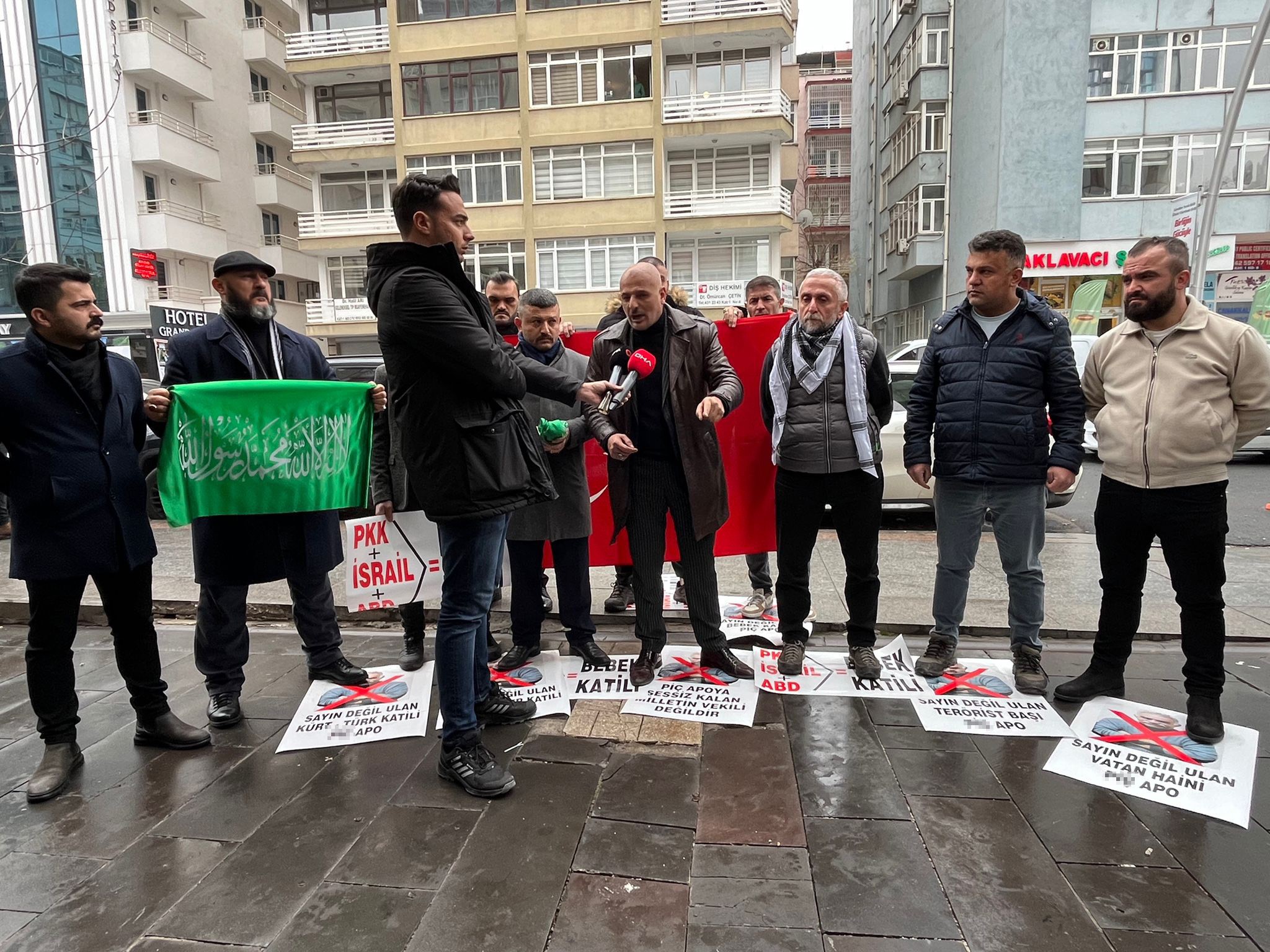 TBMM’de ‘Sayın Öcalan’ söylemine bir grup vatandaştan protesto (1)