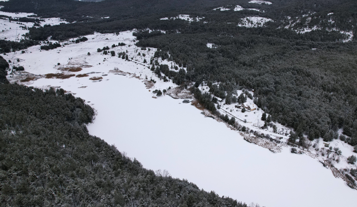 Ankara’da Dondurucu Soğuklar Nedeniyle Buz Tutan Gölet Görenleri Hayran Bırakıyor (2)