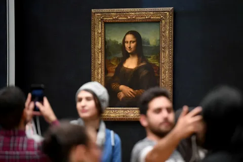 İklim Aktivistleri Paris'teki Louvre Müzesi'ndeki Mona Lisa Tablosuna Saldırdı3