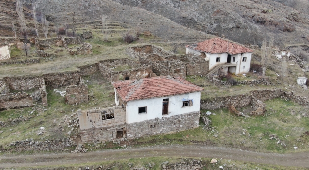 'Köyü Cinler Sardı' Söylentisi Sonrası Terk Edildi! Tek Bir Aile Yaşamını Sürdürüyor (4)