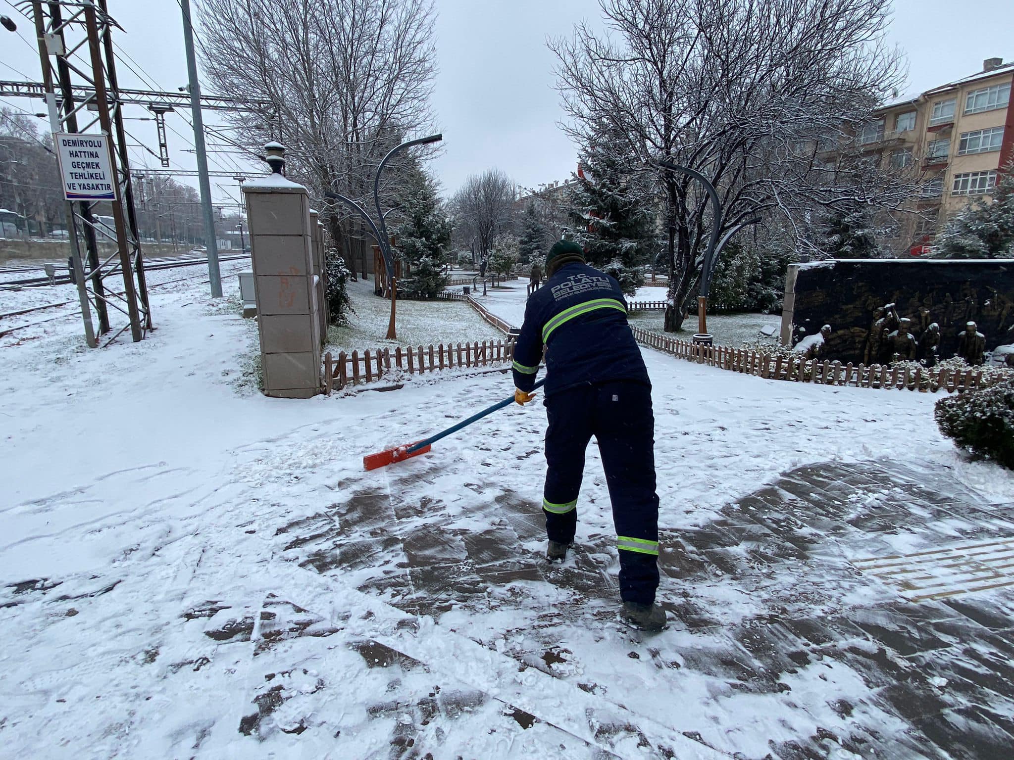 Polatlı Belediyesi Temizlik İşleri Müdürlüğü Ekipleri, Karlı Hava Koşullarında Çalışmalarına Hız Kattı (2)
