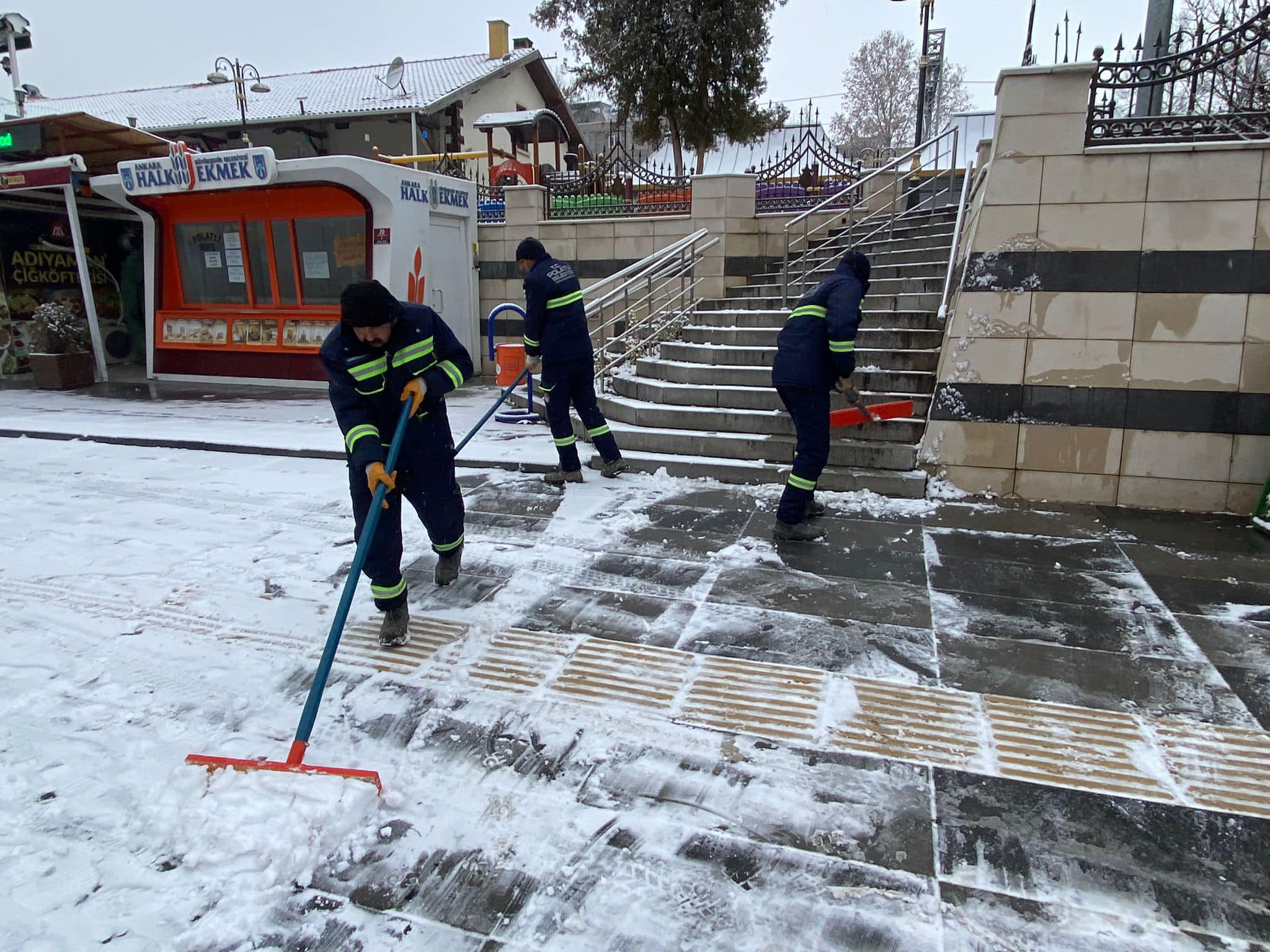 Polatlı Belediyesi Temizlik İşleri Müdürlüğü Ekipleri, Karlı Hava Koşullarında Çalışmalarına Hız Kattı (3)