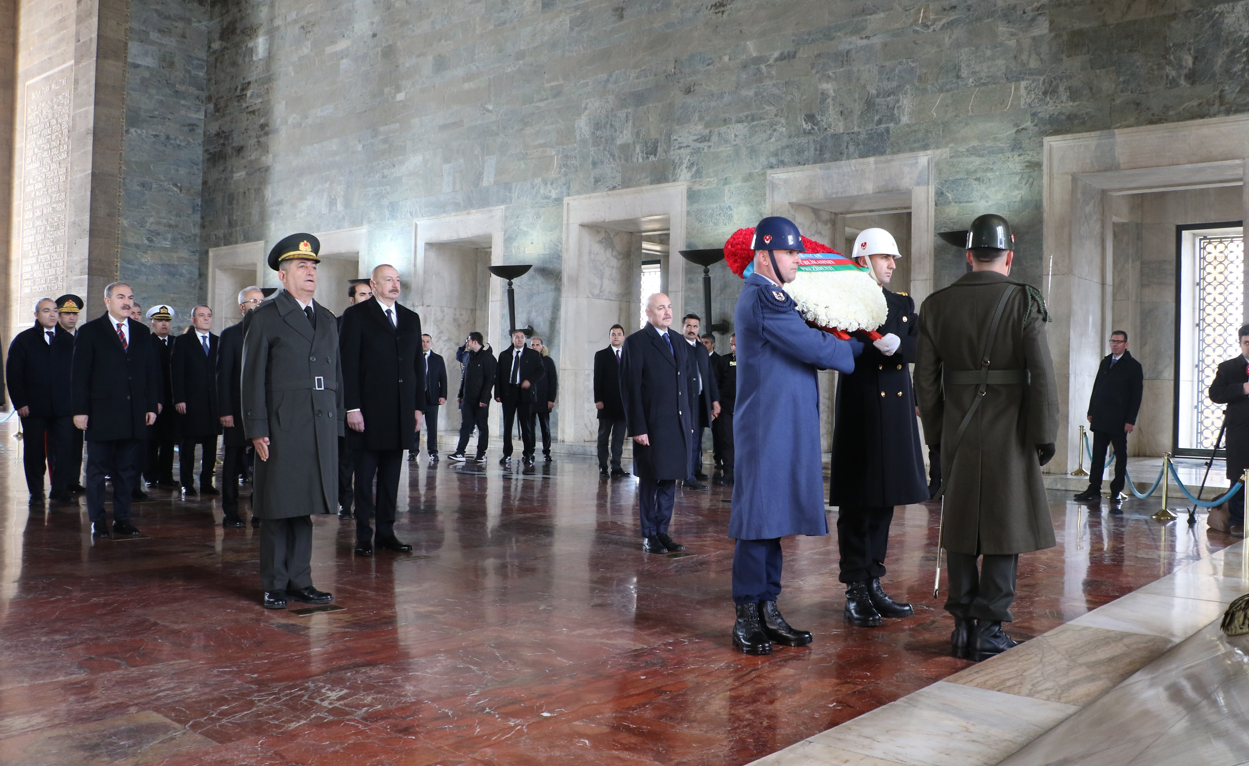 5'Inci Kez Azerbaycan'ın Cumhurbaşkanı Seçilen Aliyev, Anıtkabir'i Ziyaret Etti (2)