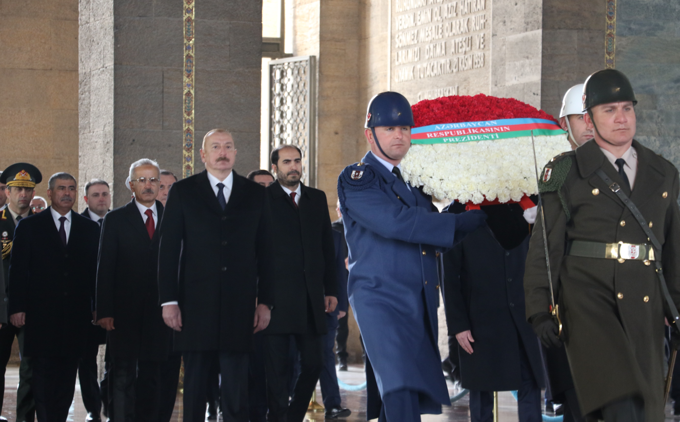 5'Inci Kez Azerbaycan'ın Cumhurbaşkanı Seçilen Aliyev, Anıtkabir'i Ziyaret Etti (3)