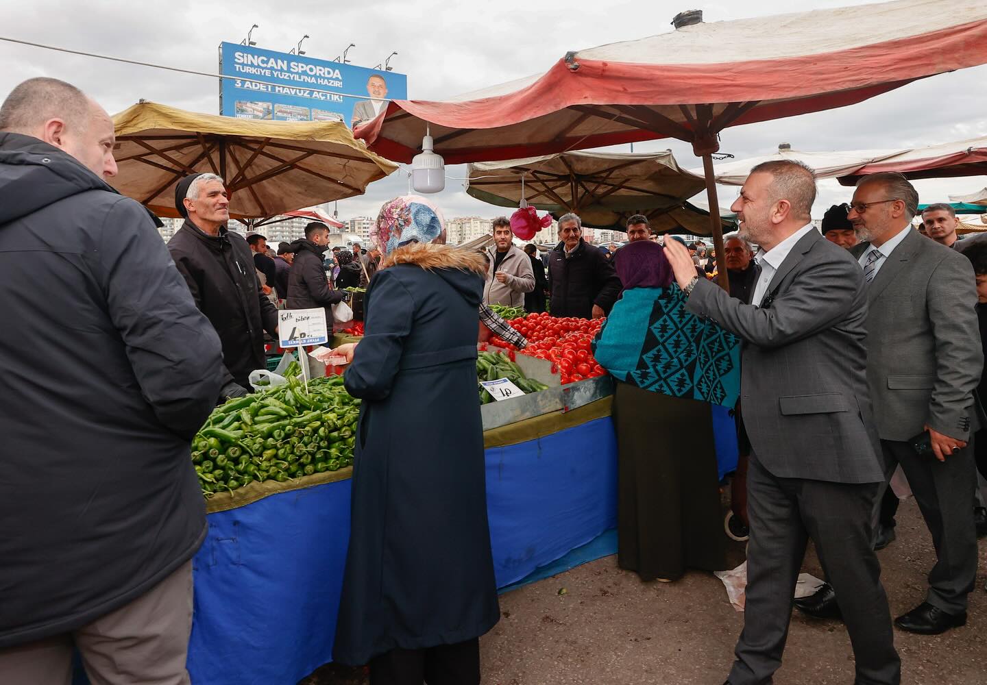 Başkan Ercan’dan Semt Pazarına Ziyaret Vatandaşlara Tatlı Ikramı (4)