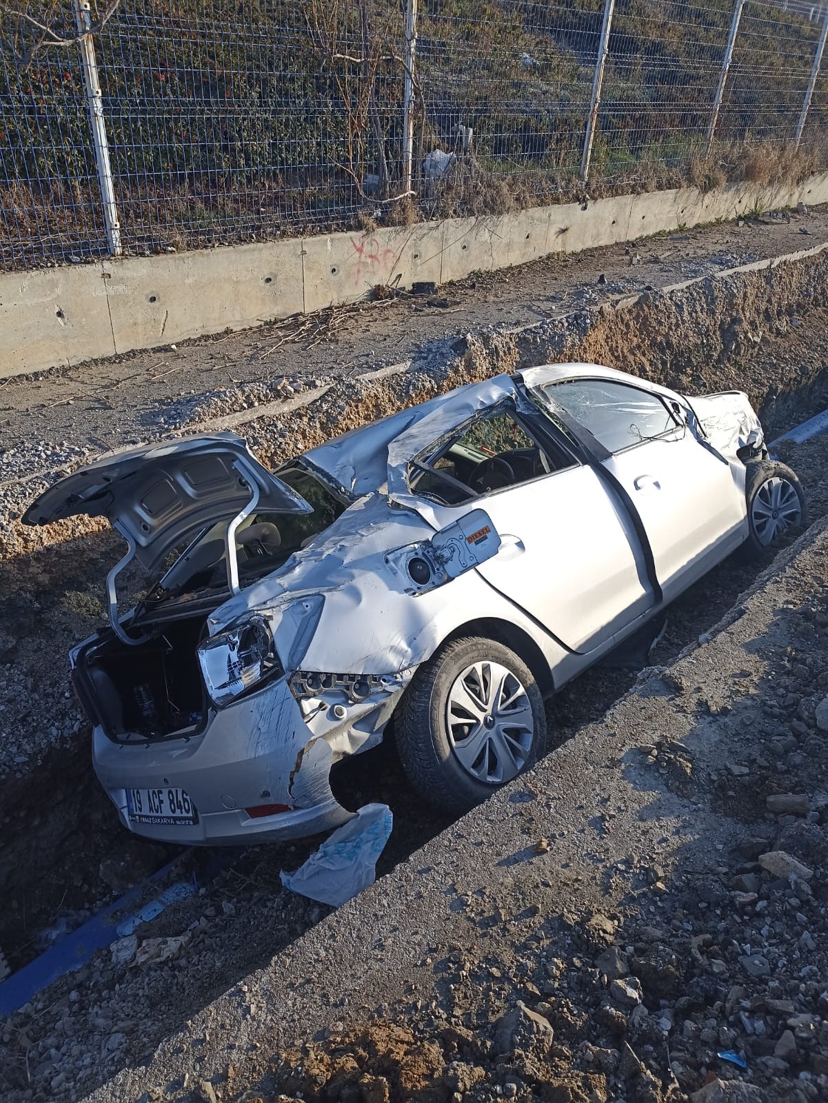 Ankara’da Kontrolden Çıkan Otomobil Altyapı Için Açılan Çukura Yuvarlandı 2 Yaralı (2)