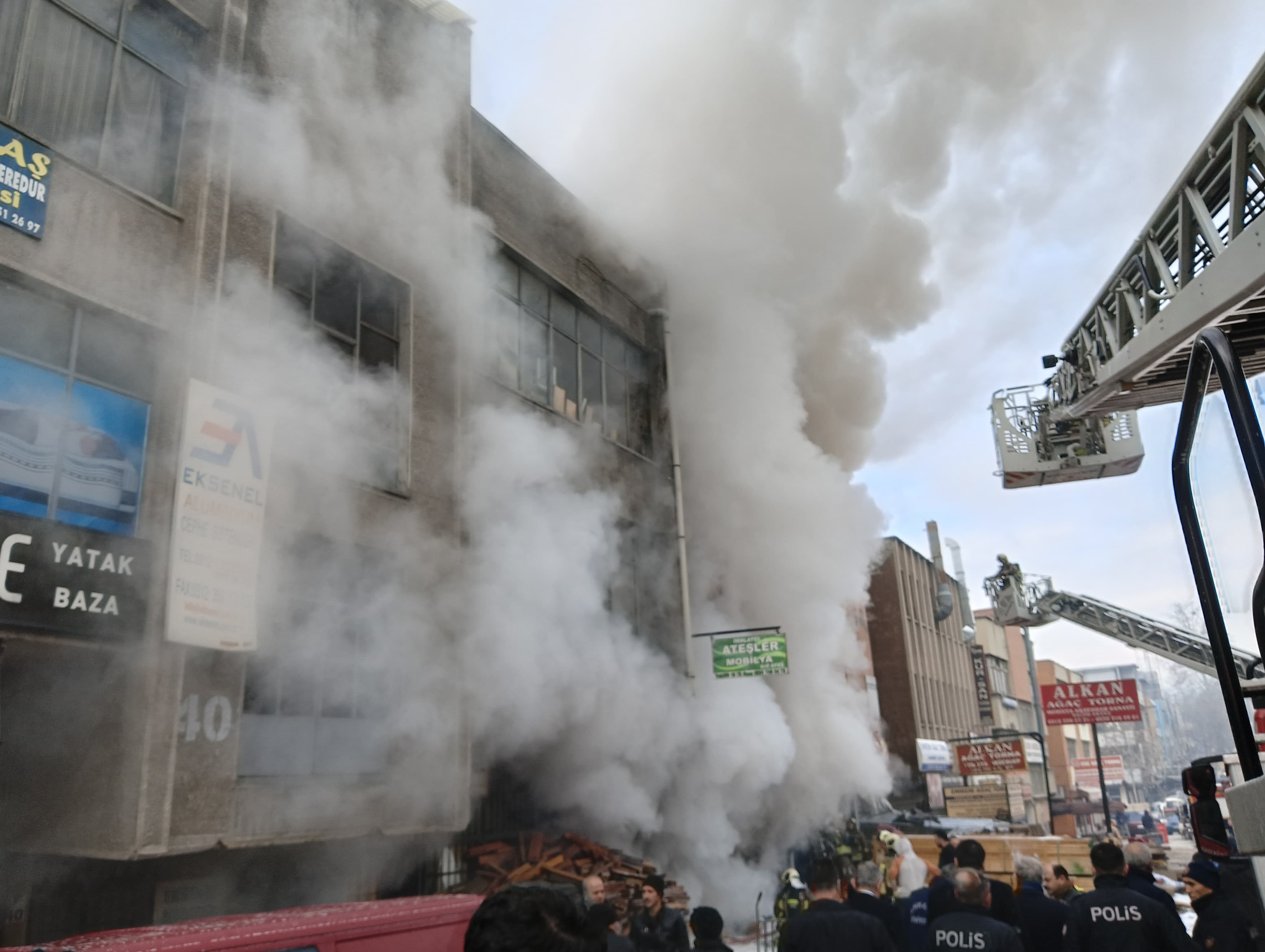 Ankara’daki Imalathane Yangını Kontrol Altına Alındı Mansur Yavaş Yetkililerden Bilgi Aldı (7)