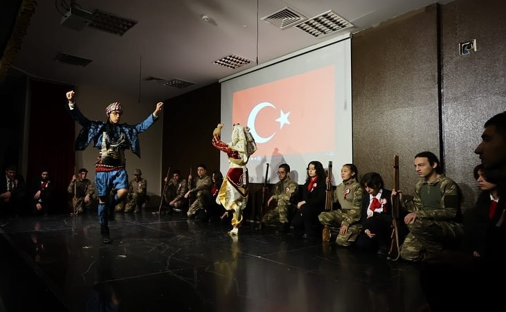 Ankaralı Öğrenciler Milli Şair'i Andı! Sahneyi Türk Bayrağıyla Donattılar (2)