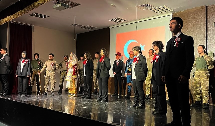 Ankaralı Öğrenciler Milli Şair'i Andı! Sahneyi Türk Bayrağıyla Donattılar (3)