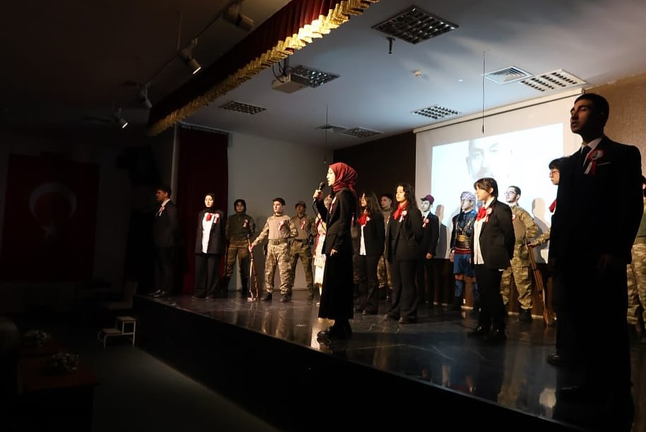 Ankaralı Öğrenciler Milli Şair'i Andı! Sahneyi Türk Bayrağıyla Donattılar (4)