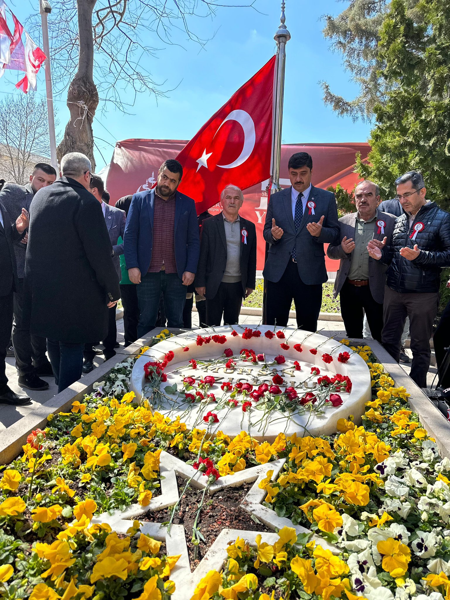 Başkan Oğuz Muhsin Yazıcıoğlu’nu Mezarı Başında Ziyaret Etti 1
