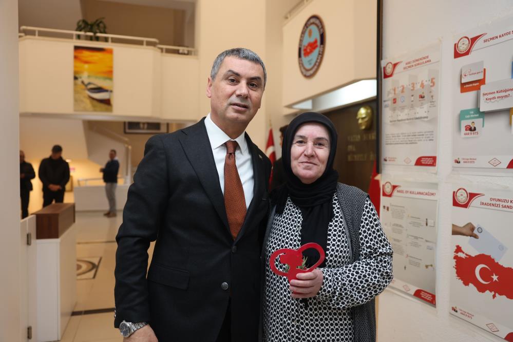 Başkan Şimşek, Kadınlar Gününde Çiçek Dağıttı 3