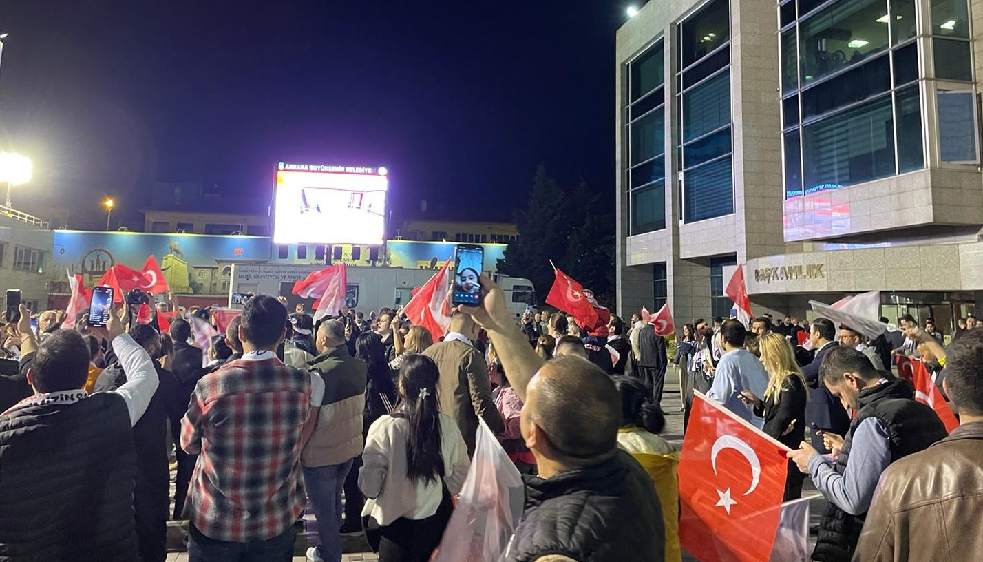 Belediyenin Önünde Davullar Çalıyor! Ankara'da Kutlamalar Başladı (1)