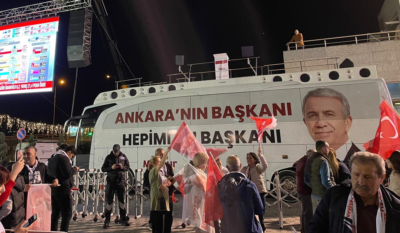 Belediyenin Önünde Davullar Çalıyor! Ankara'da Kutlamalar Başladı (3)