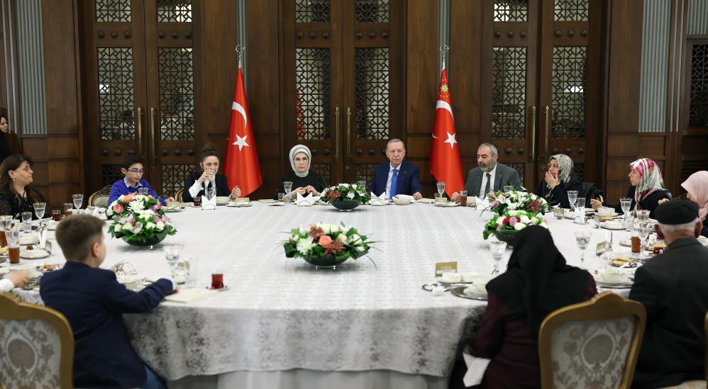 Cumhurbaşkanı Erdoğan Orucunu Şehit Aileleri Ile Birlikte Açtı (3)