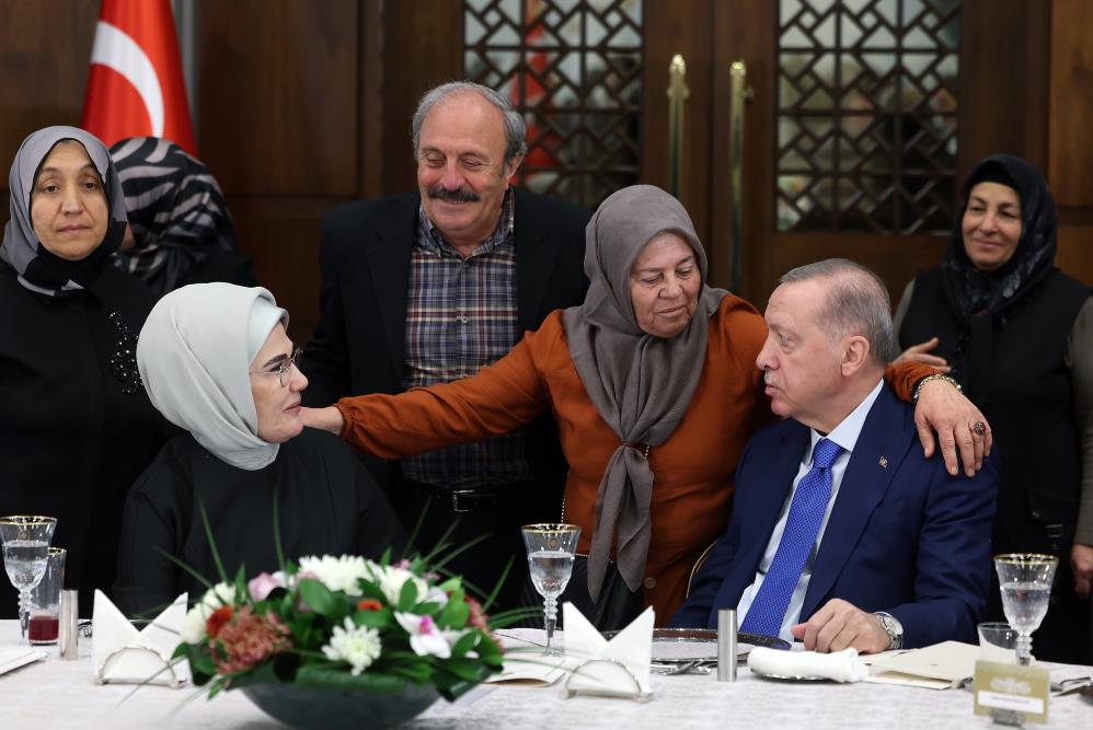 Cumhurbaşkanı Erdoğan Orucunu Şehit Aileleri Ile Birlikte Açtı (3)4