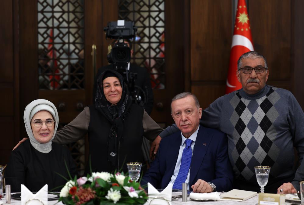 Cumhurbaşkanı Erdoğan Orucunu Şehit Aileleri Ile Birlikte Açtı (4)