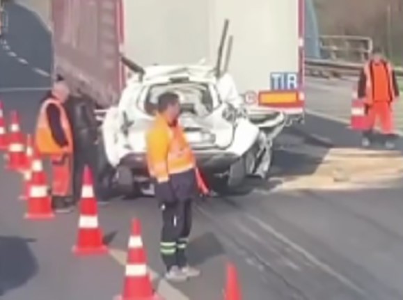İzmir’de Korkunç Kaza! İki Tırın Arasında Kaldı, Kağıt Gibi Ezildi (1)