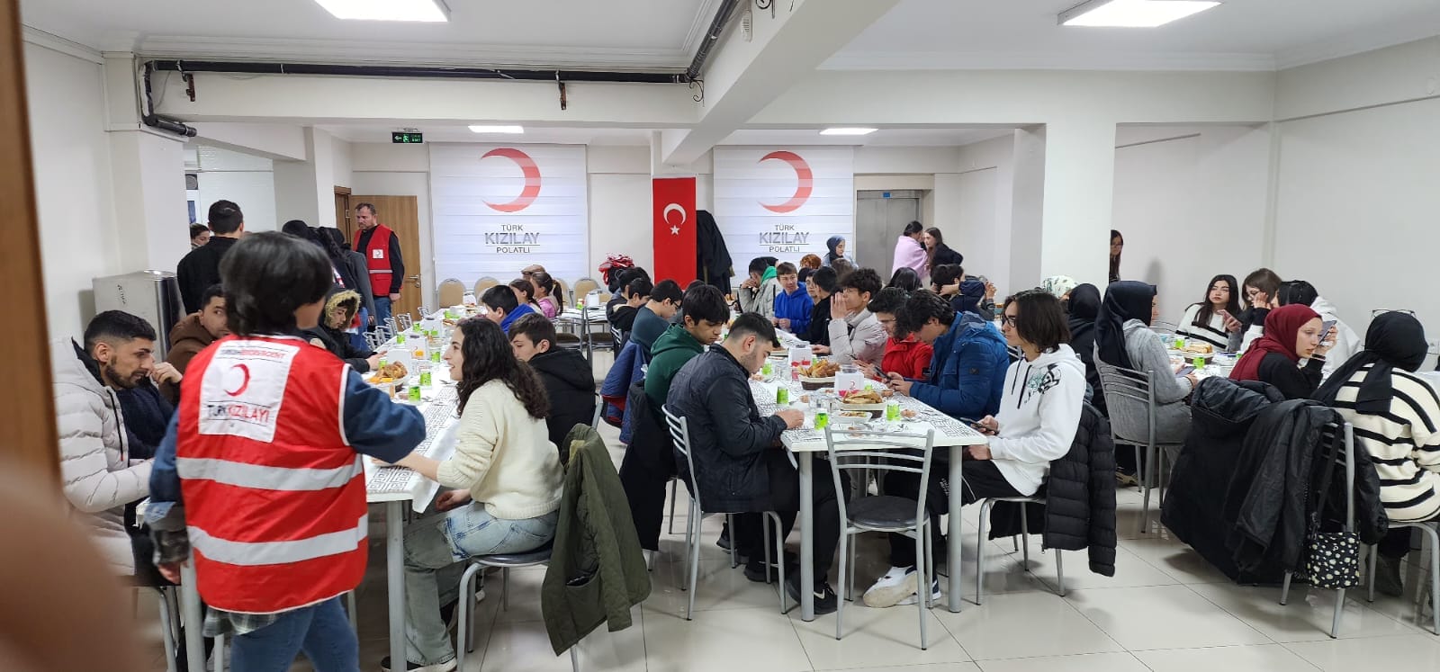 Türk Kızılay Polatlı Şubesi İmam Hatip Lisesi Öğrencilerini Iftar Yemeğinde Ağırladı (2)