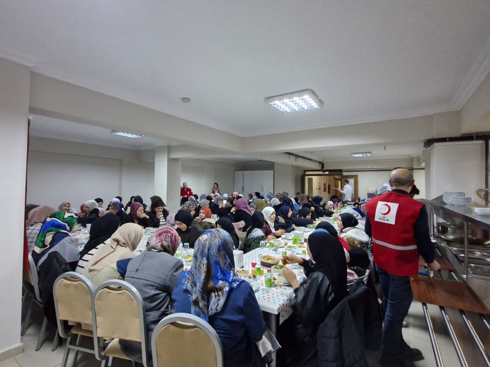 Türk Kızılay Polatlı Şubesi, Ramazan Ayının Ilk Iftarında Kız Kuran Kursu Öğrencilerini Misafir Etti (2)