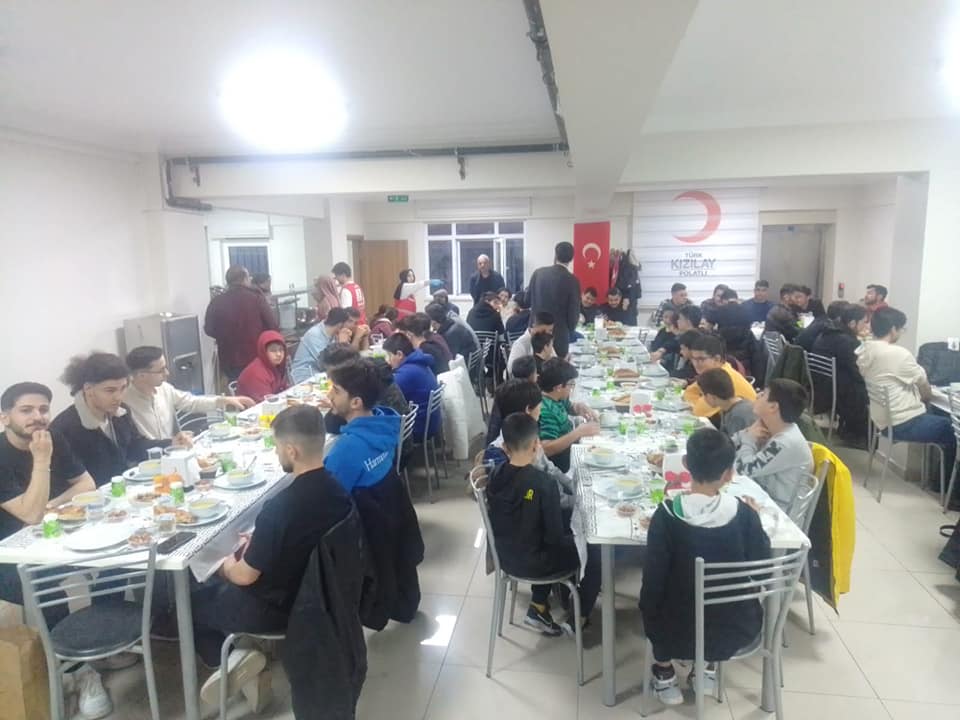 Türk Kızılay Polatlı Şubesi’nden Kyk Erkek Öğrencilerine Iftar Yemeği (3)