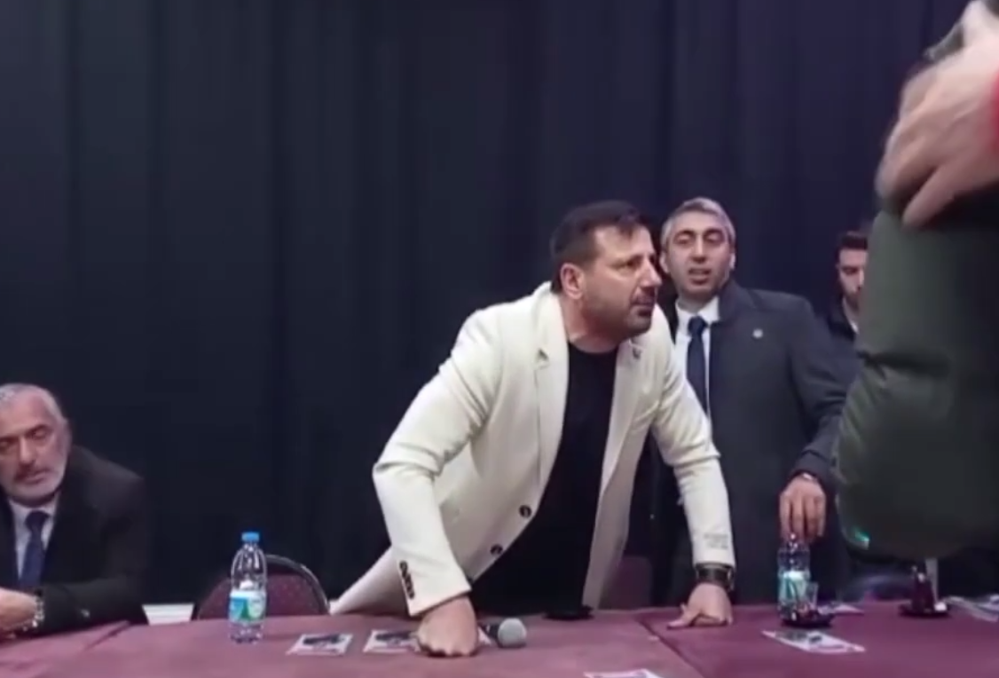 Yeniden Refah Adayı Davut Güloğlu Seçmenle Tartıştı! Mikrofonu Masaya Attı (2)