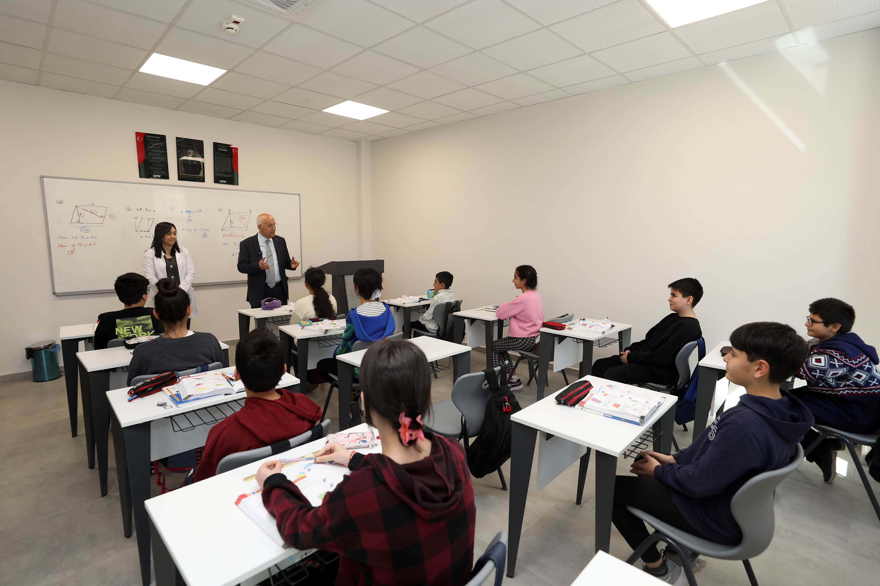 Yenimahalle Cumhuriyet Akademisi’nde 2 Bin Öğrenci Sınavlara Hazırlanıyor (4)