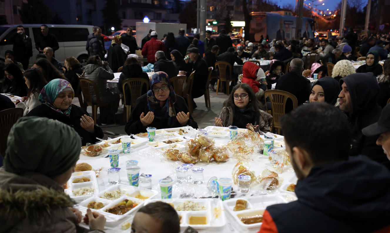 Yenimahalle’de Iftar Sofrası Batıkent’te Kuruldu (2)