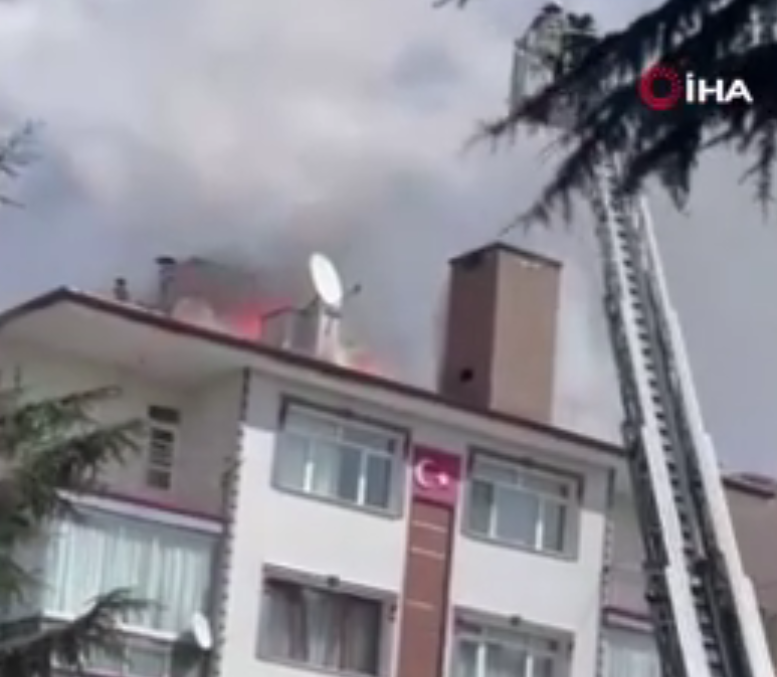Ankara’da Apartman Çatısında Yangın Paniği (1)