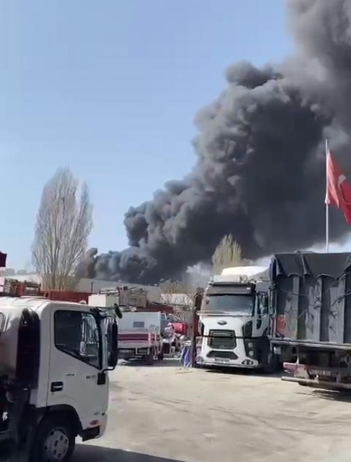 Ankara'da Lastik Deposunda Büyük Yangın! Gökyüzü Siyah Dumanlarla Kaplandı-1