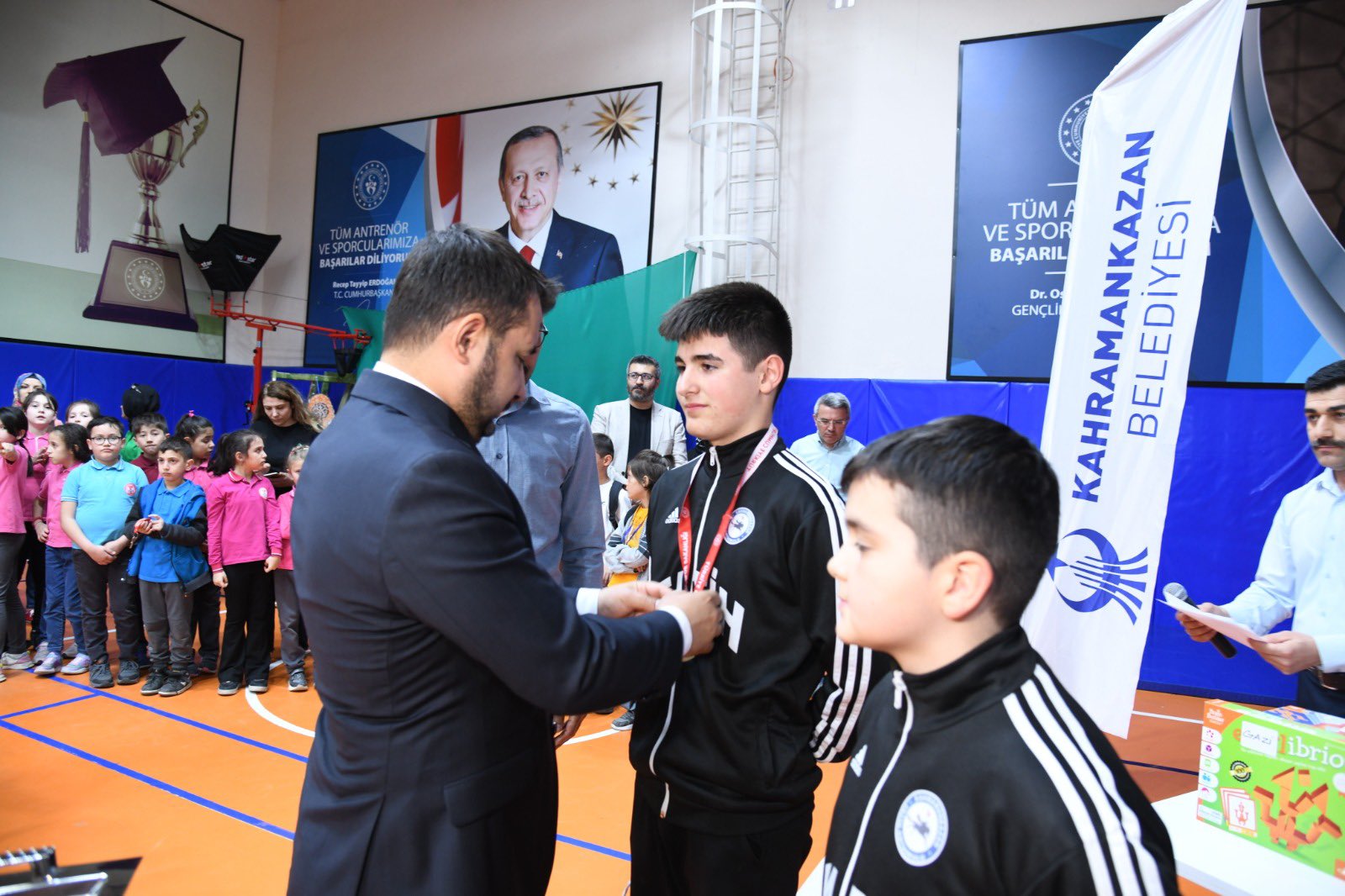 Başkan Çırpanoğlu, Akıl Ve Zeka Oyunları Yarışmasında Derece Yapan Öğrencilere Madalyalarını Takdim Etti 2