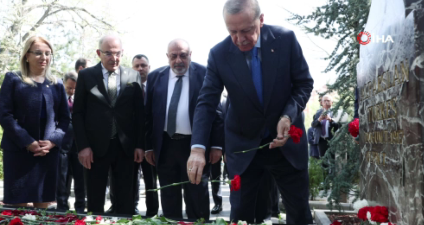 Cumhurbaşkanı Erdoğan, Alparslan Türkeş'in Kabrini Ziyaret Etti (1)