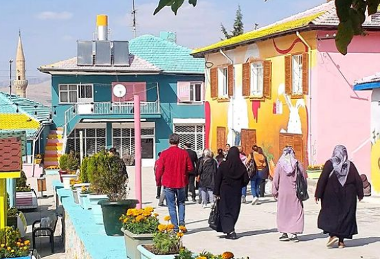 Gazi Üniversitesi Akademisyenleri Ve Öğrencileri ‘Renkli Köy’ Projesini Inceledi (1)-1