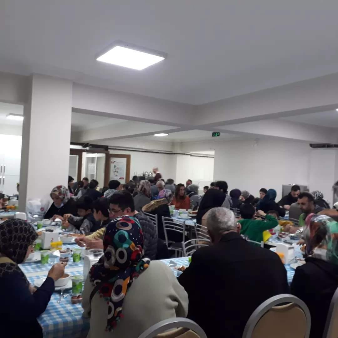 Türk Kızılay Polatlı Şubesi Ihtiyaç Sahibi Aileleri Ramazan Iftarında Ağırladı (2)