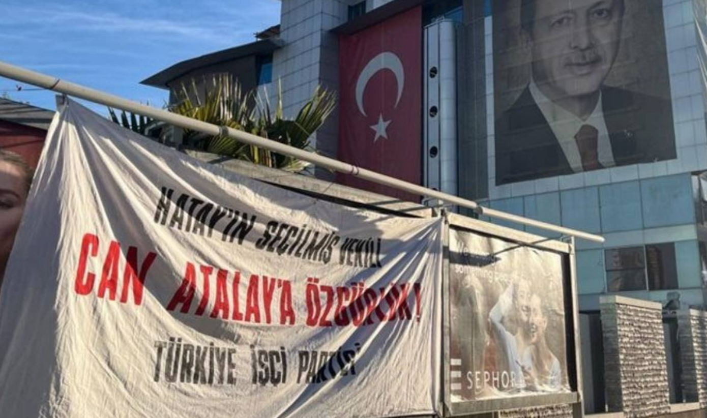 Ak Parti Il Başkanlığının Önüne Can Atalay Pankartı