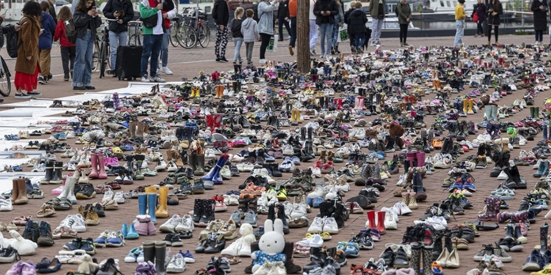 Amsterdam Sokaklarında Binlerce Ayakkabı! İşte Yapılmasının Nedeni.. (1)