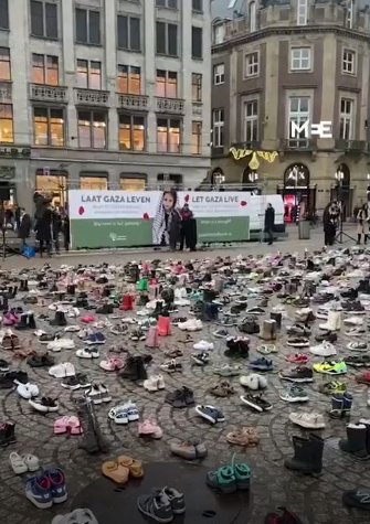 Amsterdam Sokaklarında Binlerce Ayakkabı! İşte Yapılmasının Nedeni.. (2)