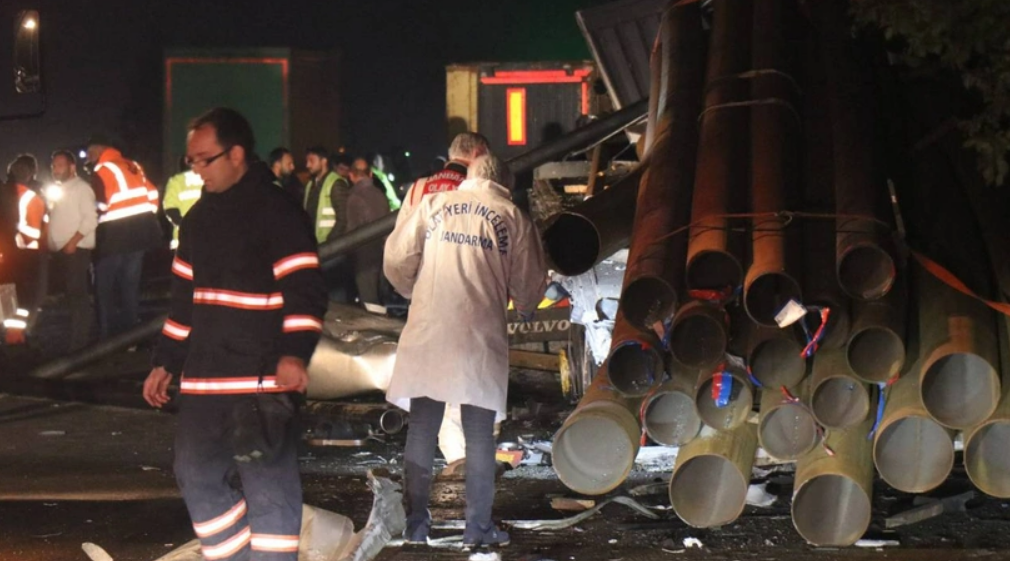 Ankara Istikametinde Feci Kaza 2 Ölü 1 Yaralı