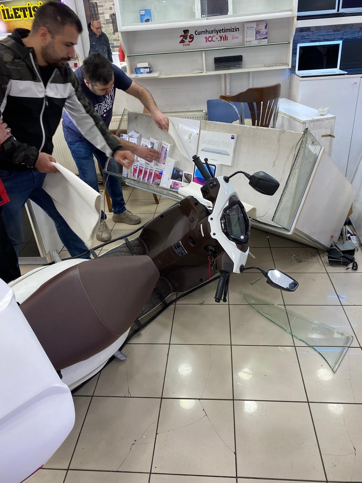 Ankara'da Motosiklet Sürücüsünün Dükkan Kazası Kameralara Yansıdı (2)