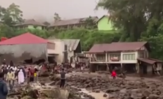 Endonezya Sel Toprak Kayması