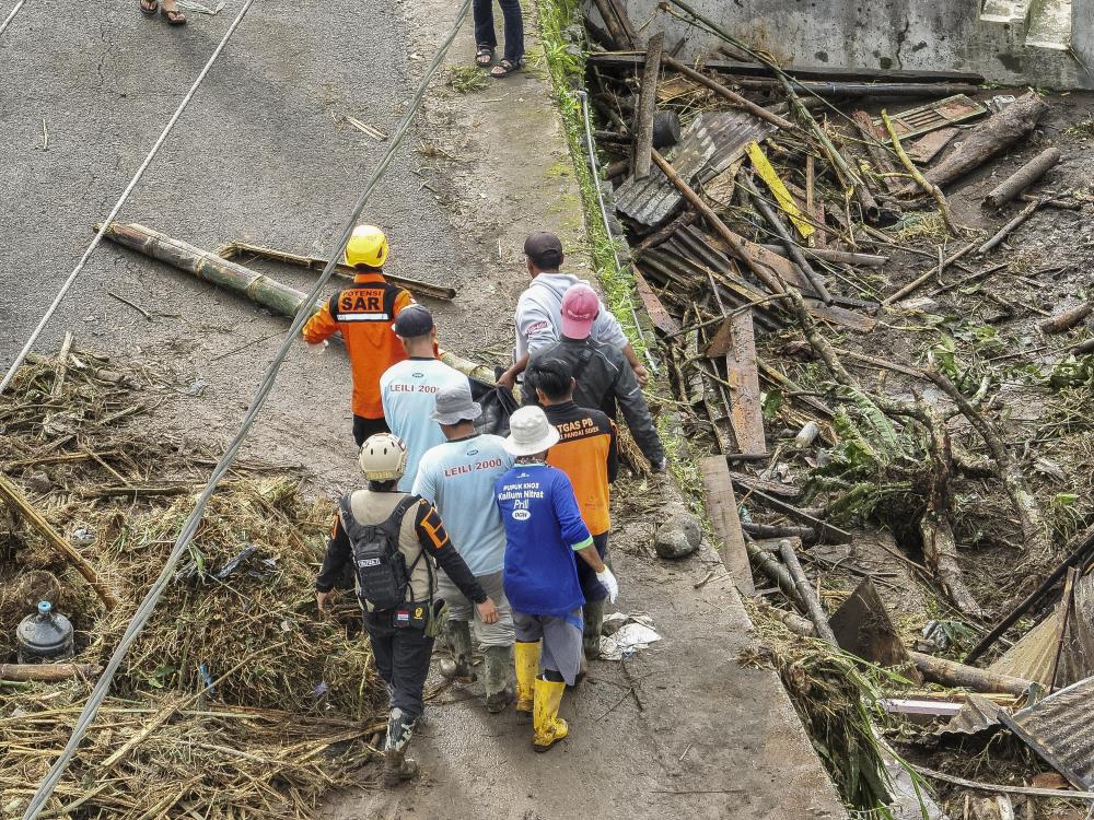 Endonezya’daki Sel Ve Toprak Kaymasında Can Kaybı 52’Ye Çıktı 3