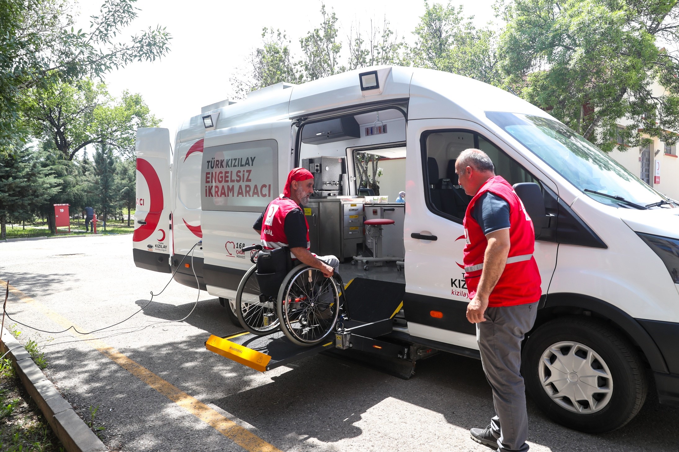 Engelli Gönüllüler Sahada Türk Kızılay'ından “Engelsiz İkram Aracı”  (2)