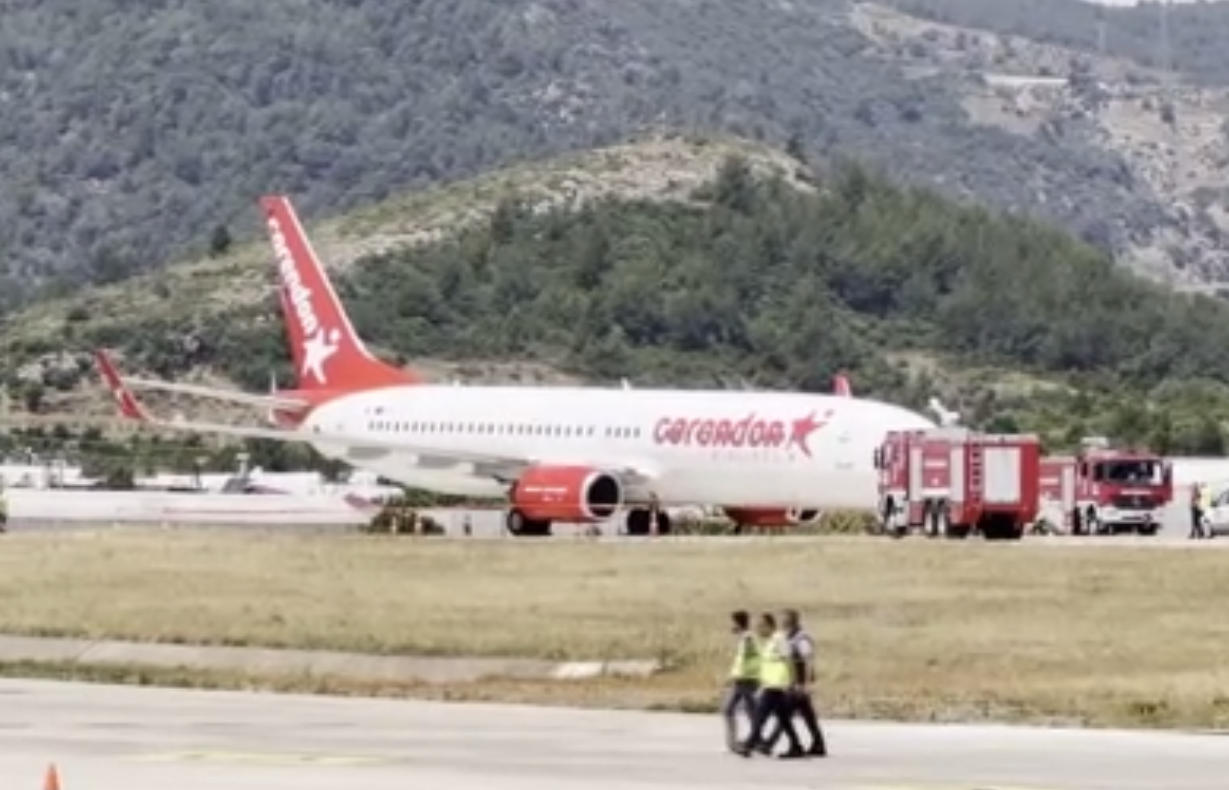 İki Gün Üst Üste! Antalya'da Uçak Gövdesinin Üstüne Indi (1)